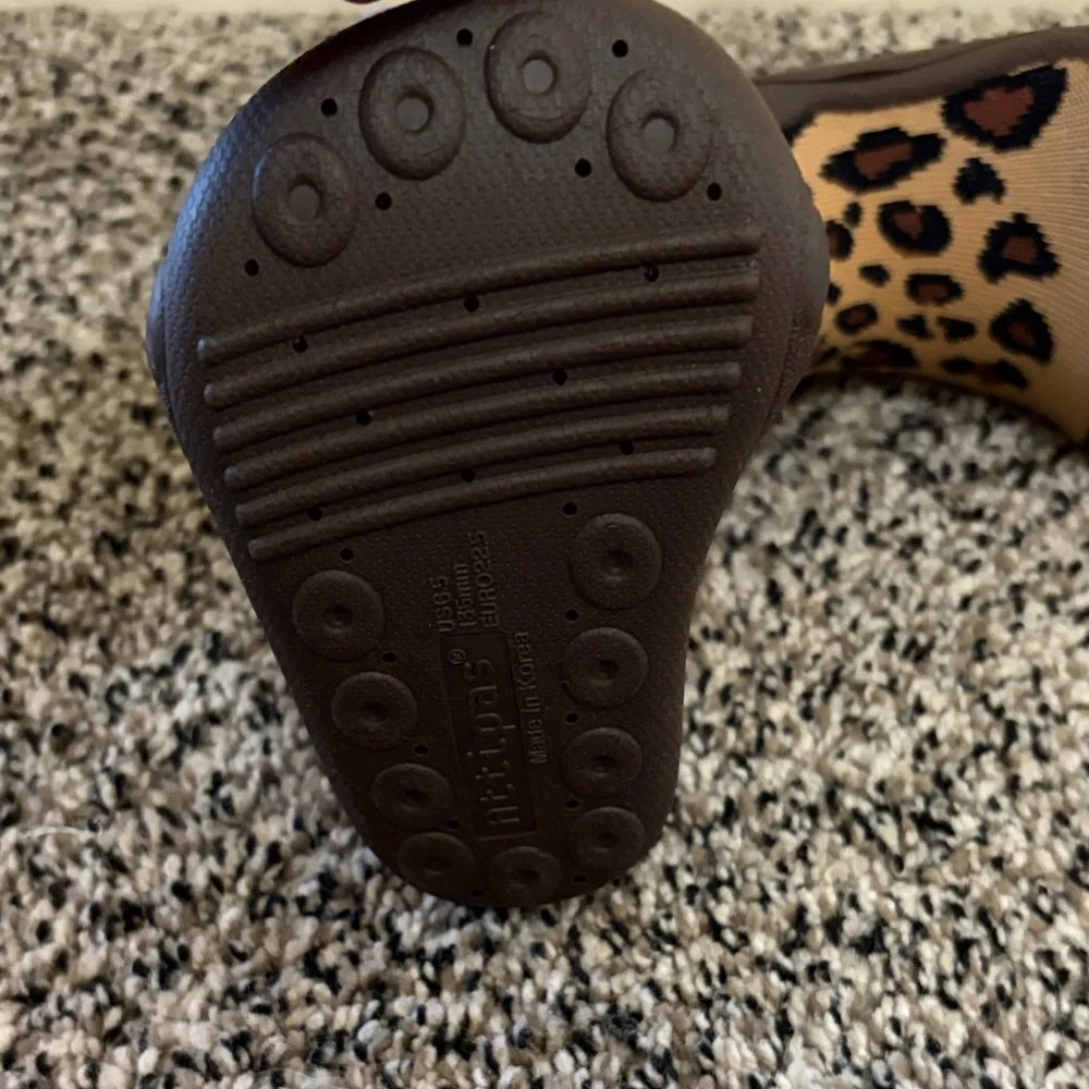 Attipas leopard print